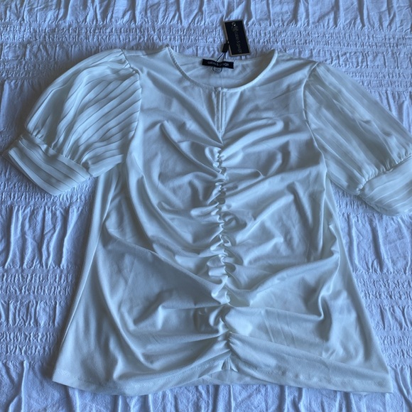Cable and Gauge puff sleeved white blouse.Ruched front with slit neck & hook. M - Picture 5 of 16